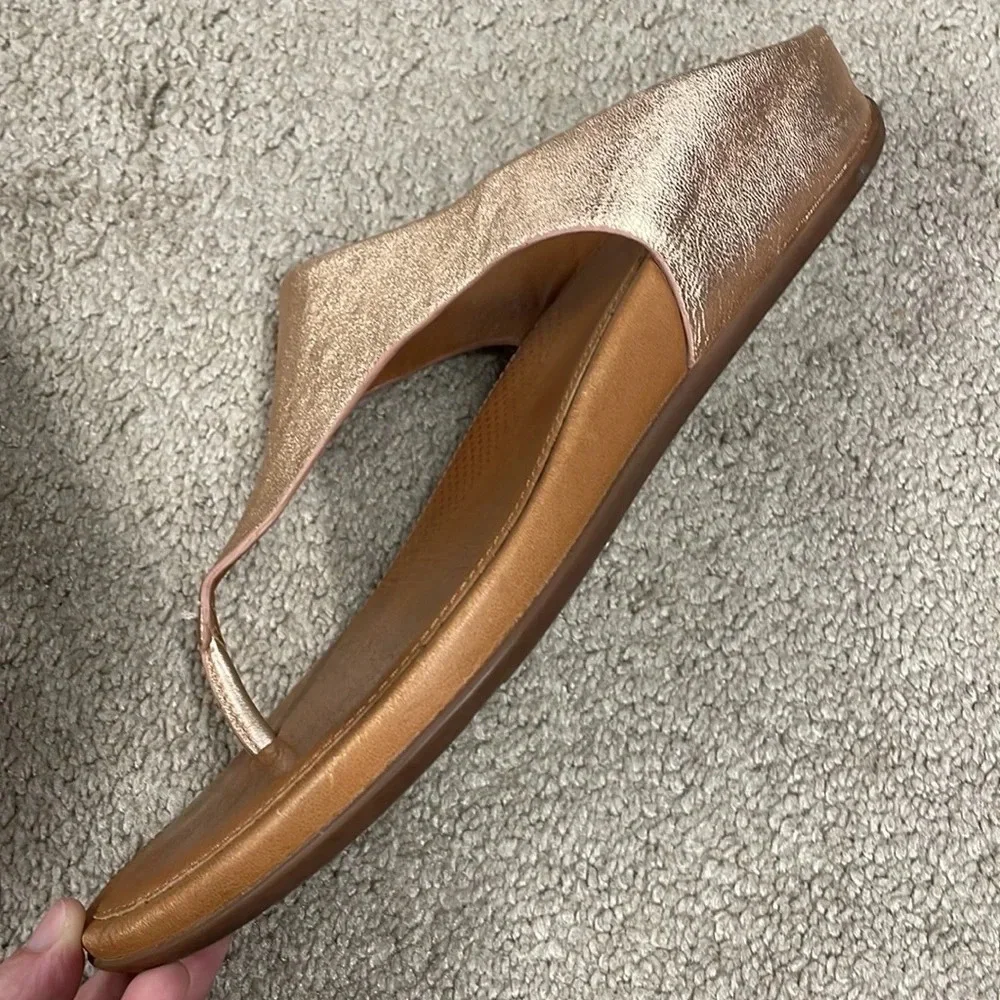 fitflop Rose Gold Banda Leather Toe-Post Sandal